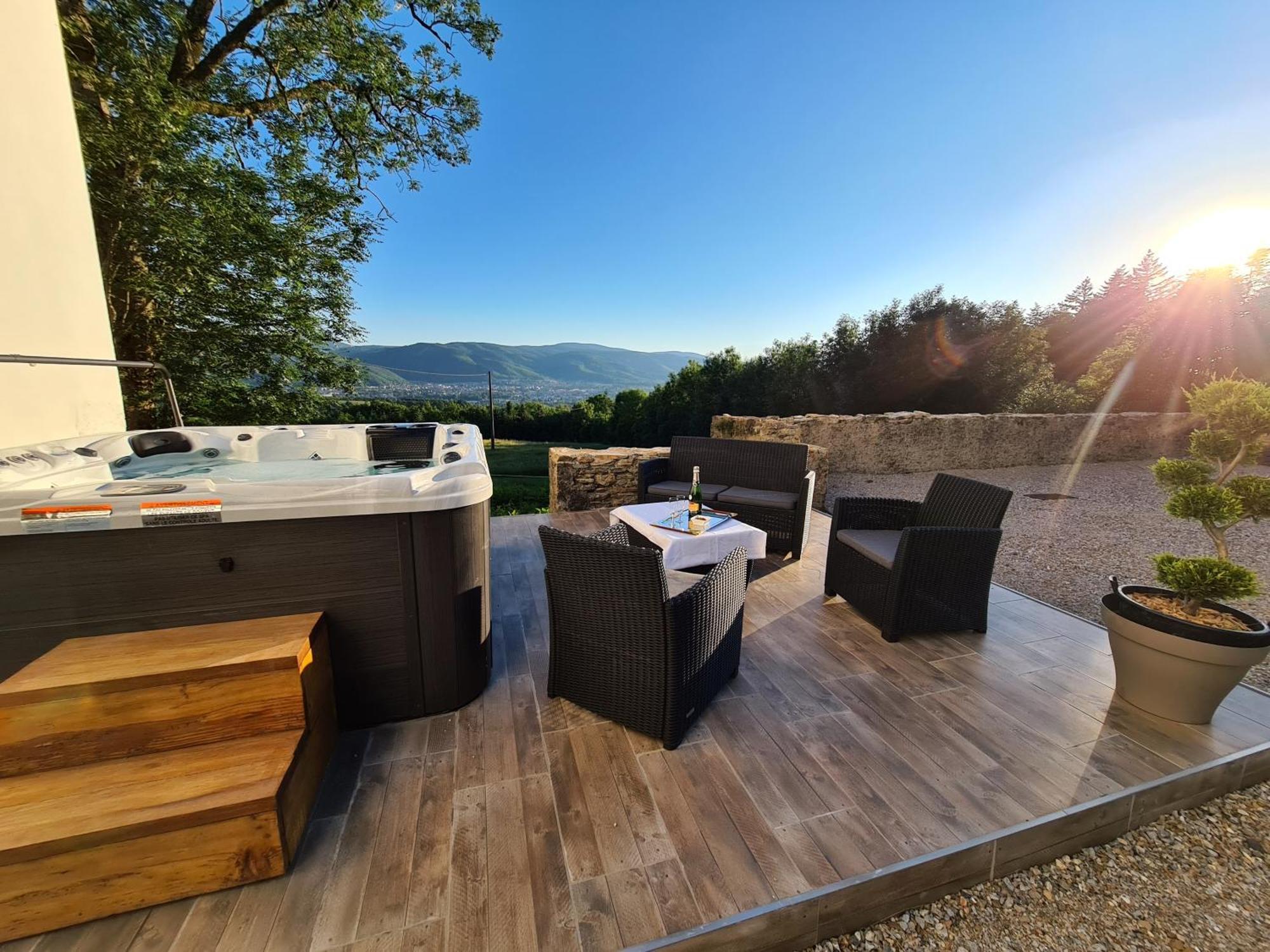 Gite Confortable Avec Spa Prive Et Confort Moderne Pont-de-Larn Exterior photo